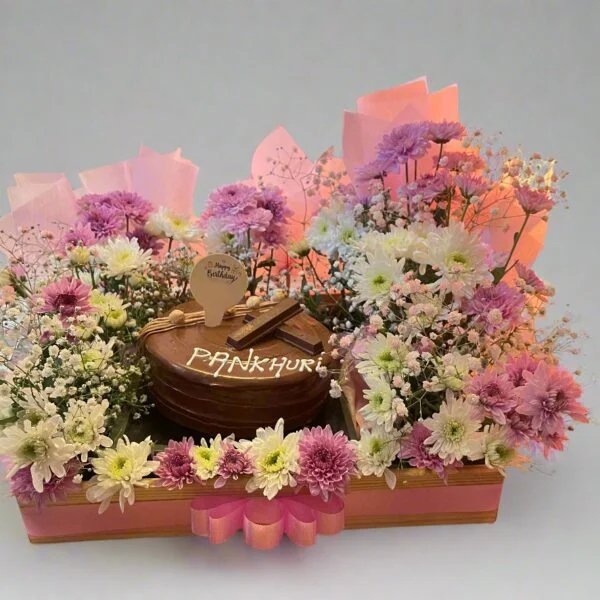 Elegant cake with white and pink daisies in a box, perfect for celebrations. A floral and sweet delight for unforgettable moments.