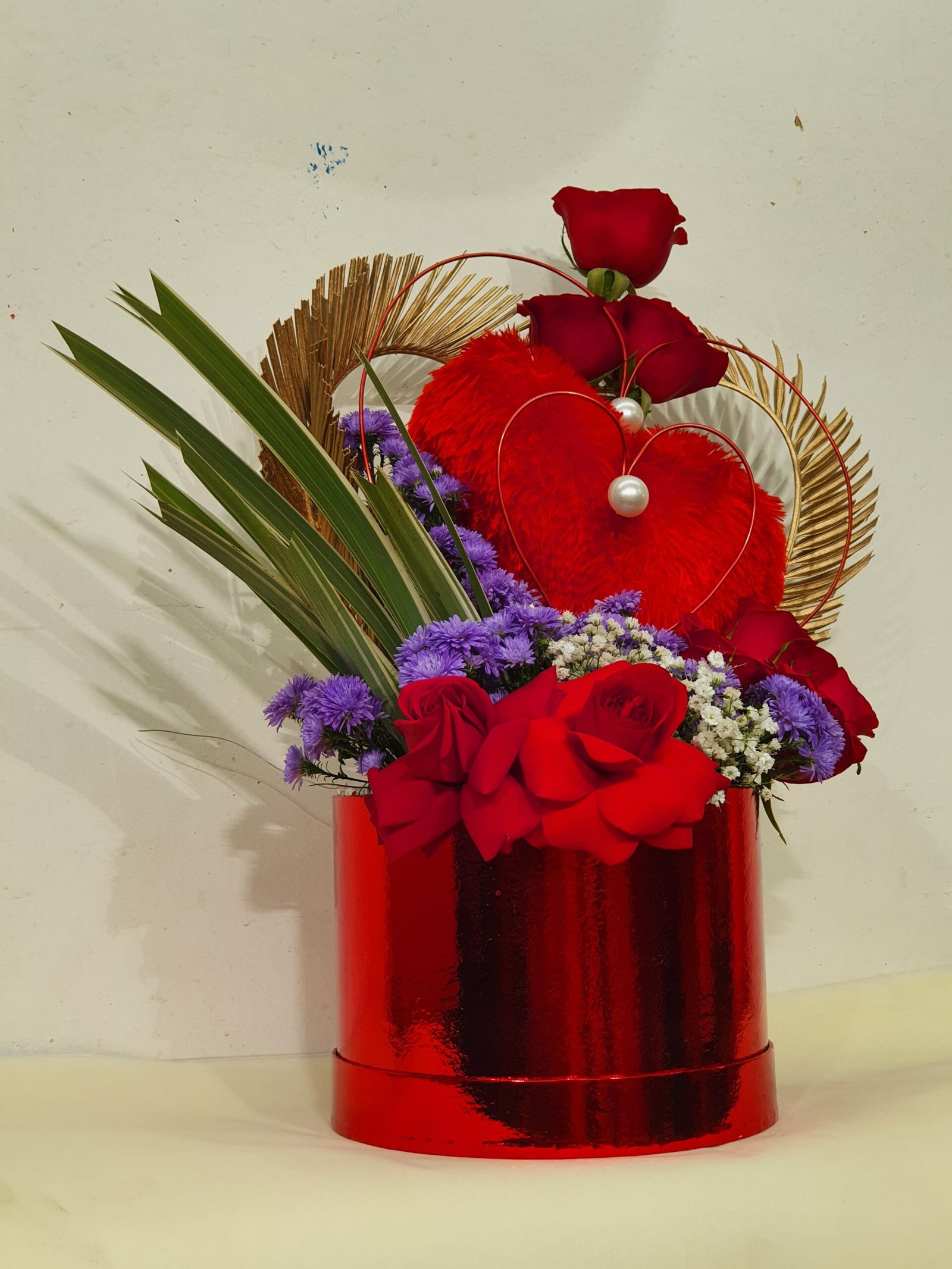 Presented in a luxurious red box, this bouquet offers both charm and grace, making it a memorable and romantic gesture.