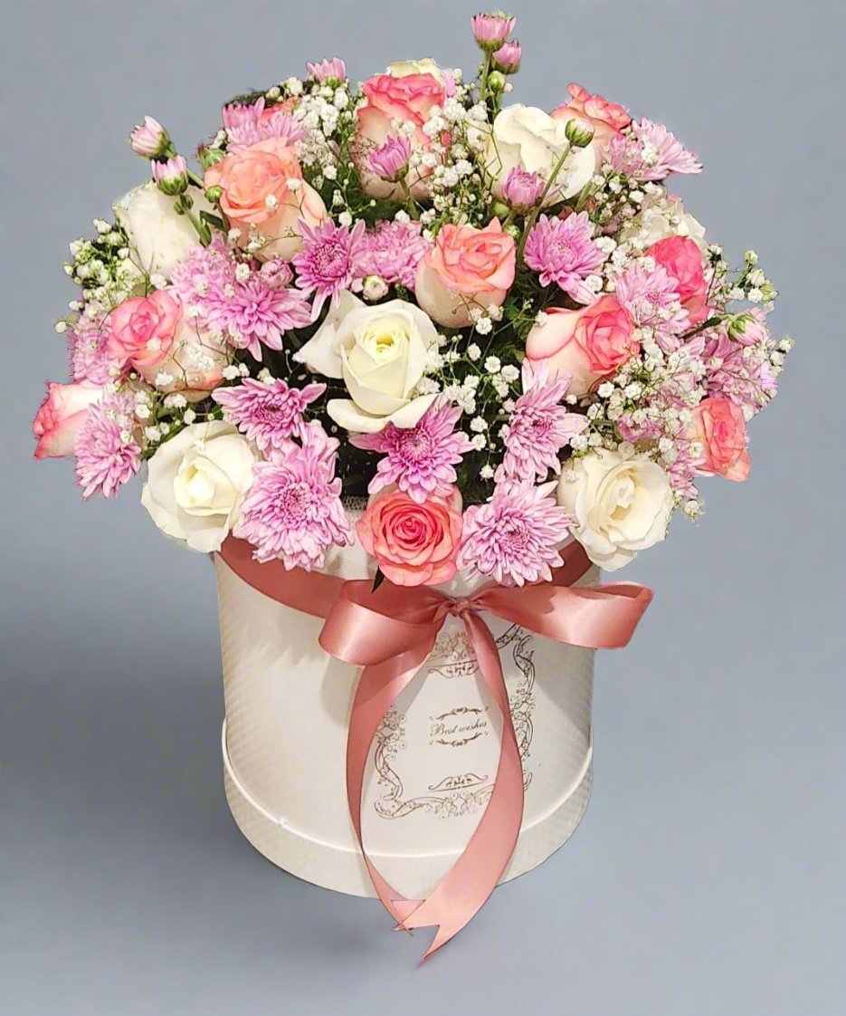 Discover the perfect gift with our vibrant carnation mix in a chic box. A timeless floral arrangement for every occasion.